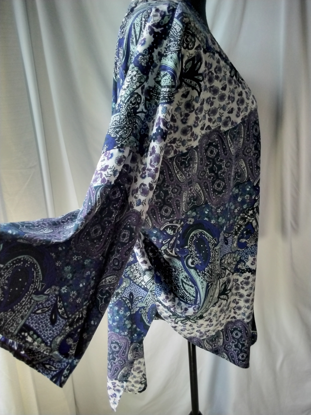 Peach Love California Blue & White Paisley Open-Front Kimono - Picture 5 of 12